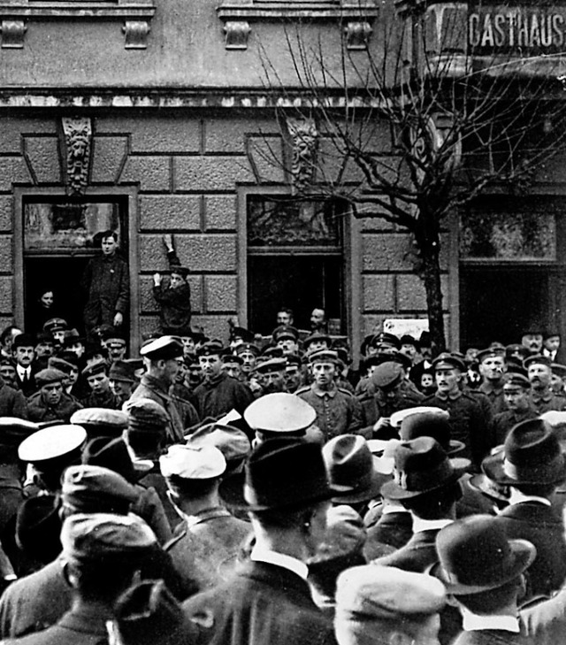 November 1919: Ein Vertreter des Waldk...Soldatenrats verliest die Forderungen.  | Foto: Elztalmuseum Waldkirch, B 1401, Fotograf Otto Belz