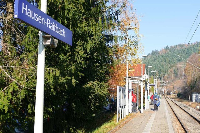 Wer am Bahnhof Hausen-Raitbach auf ein...der Ausflle derzeit nicht informiert.  | Foto: Sarah Trinler