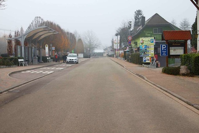 In der Austrae  soll auf Hhe der Bus...ein Fugngerberweg errichtet werden.  | Foto: Adelbert Mutz