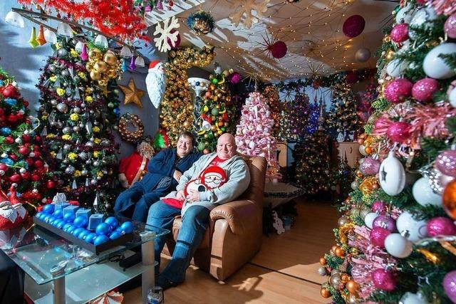 Im Haus einer Familie in Niedersachsen stehen 350 Weihnachtsbäume