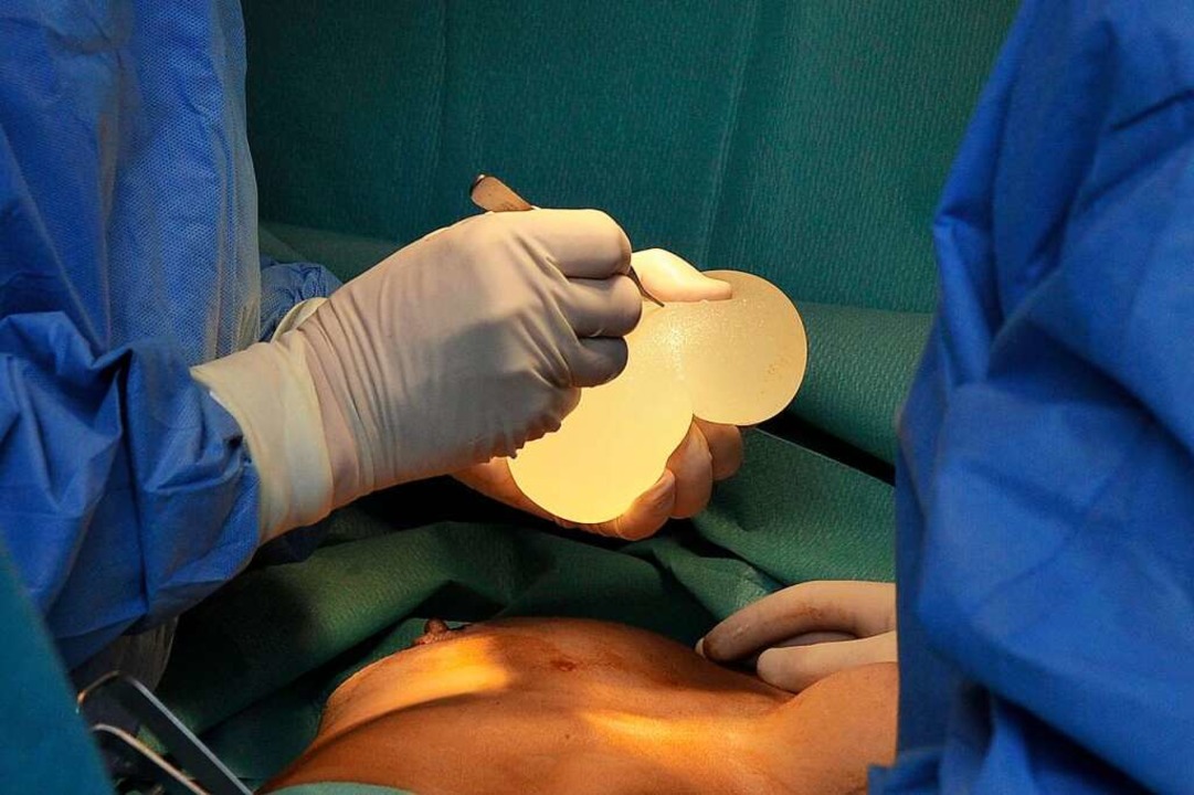Operateure mit einem Brustimplantat   | Foto: dpa/Bruno Bebert