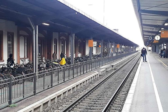 Der Offenburger Bahnhof war wieder ein...ohung. Die Polizei hofft auf Hinweise.  | Foto: Helmut Seller