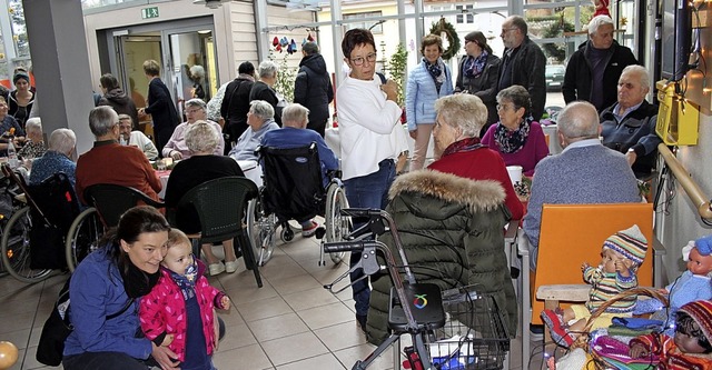 Groer Andrang herrschte beim Adventsn...uf ihrer Basteleien und Handarbeiten.   | Foto: Petra Mann