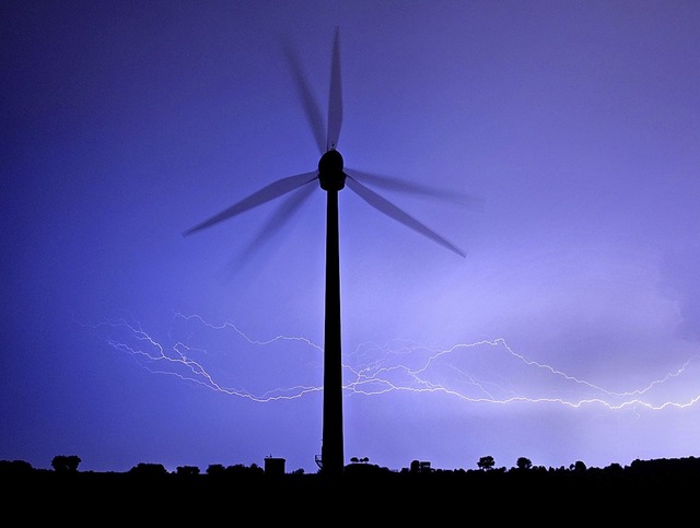 Die Gewinnung von Wasserstoff kann durch den Strom aus der Windkraft erfolgen.   | Foto: Julian Stratenschulte (dpa)