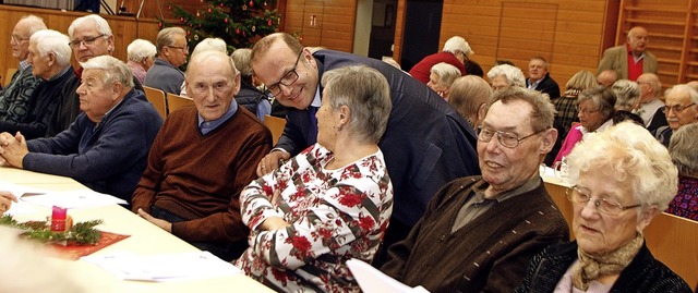 Fr ein Schwtzchen hlt Brgermeister...e an beim Gang durch die Gstereihen.   | Foto: Heidi Fel