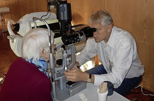 Augenarzt Dr. Rainer Dnzen untersucht...enten im mobilen Untersuchungszimmer.   | Foto: Kurt Meier