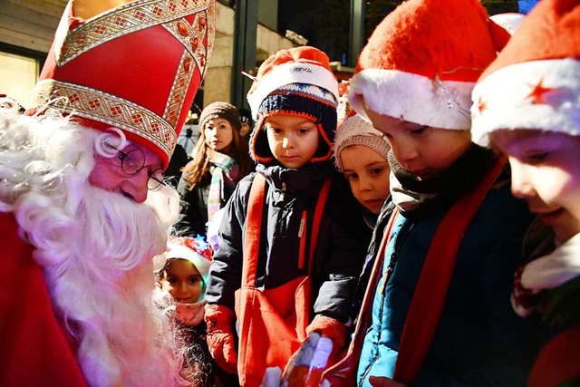 Nikolaus Ulrich Bernd erffnete den Weihnachtsmarkt in Lrrach.  | Foto: Barbara Ruda