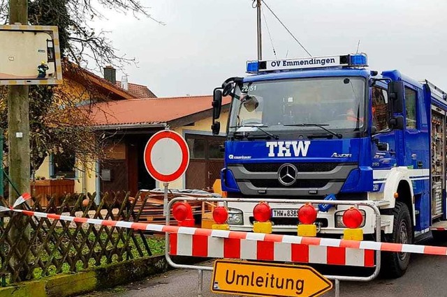 Ein Einsatzfahrzeug des THW-Ortsverban...es abgesperrten Weinstrae in Sasbach.  | Foto: THW Emmendingen