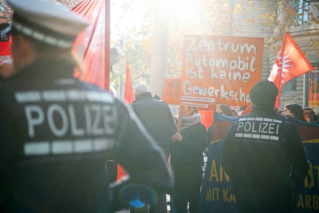 Demonstration vor dem Landesarbeitsgericht in Stuttgart am Donnerstag  | Foto: Sebastian Gollnow (dpa)