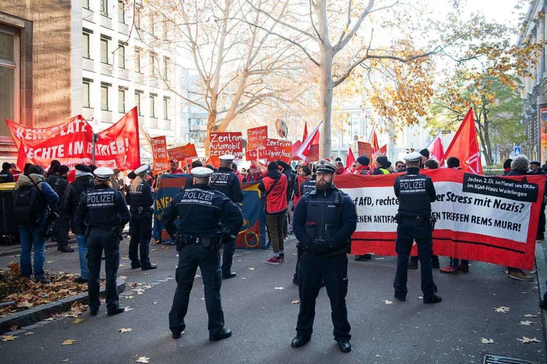 Demonstration vor dem Landesarbeitsgericht in Stuttgart am Donnerstag  | Foto: Sebastian Gollnow (dpa)