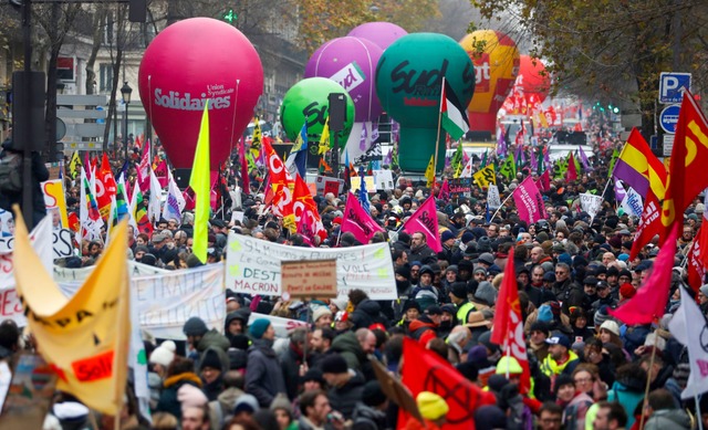 Viele  Menschen sind in Frankreich den...kschaften gefolgt, auch hier in Paris.  | Foto: ZAKARIA ABDELKAFI (AFP)