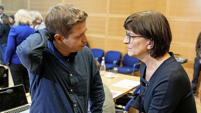 Die designierte SPD-Parteichefin Saski...n Khnert, der Partei-Vize werden will  | Foto: Kay Nietfeld (dpa)