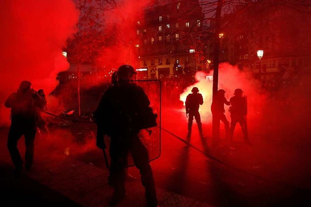 Bei den Protesten in Paris kam es zu Ausschreitungen.   | Foto: Thibault Camus (dpa)