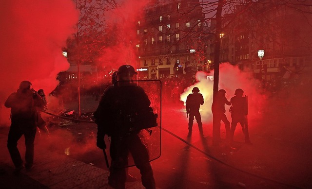 Bei den Protesten in Paris kam es zu Ausschreitungen.   | Foto: Thibault Camus (dpa)