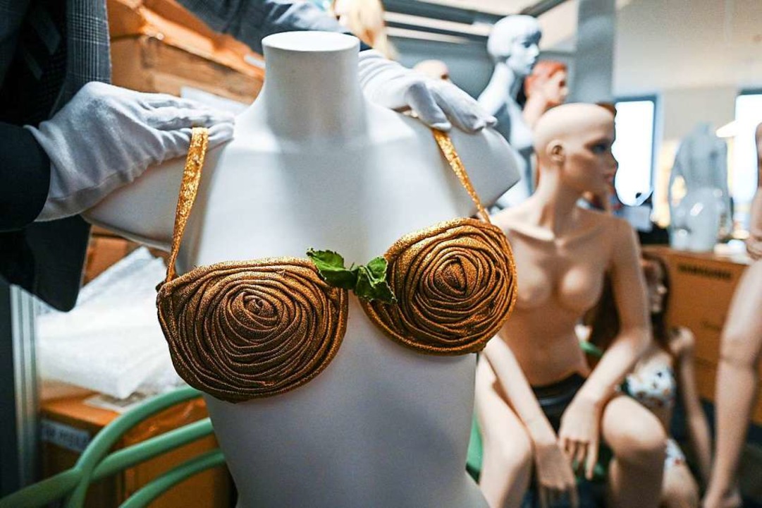 Ein goldener Bikini aus aus der Zeit u...Louis Réard wird einer Puppe angelegt.  | Foto: Armin Weigel (dpa)
