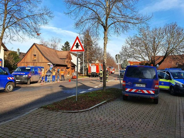 Zahlreiche Einsatzkrfte sind in Mietersheim vor Ort.  | Foto: Karl Kovacs