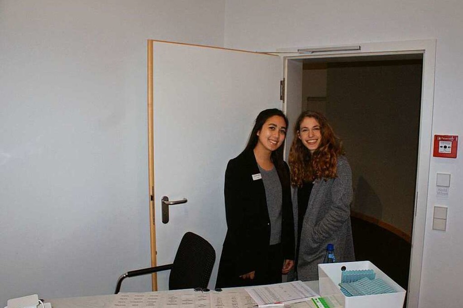 (v.l.) Kimberly und Hannah empfingen alle Gäste an der Garderobe. (Foto: BZ-Azubis) (v.l.) Kimberly und Hannah empfingen alle Gäste an der Garderobe. (Foto: BZ-Azubis)