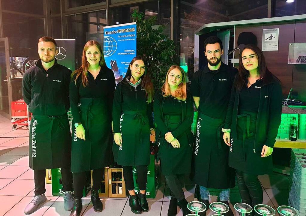 (v.l) Fabian, Angelina, Selina, Hannah, Maurice und Lisa beim Kiwanis Konzert.  | Foto: BZ-Azubis