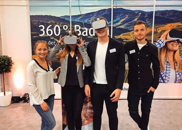 (v.l.) Hannah, Selina, Nicolas und Fab...der Standbetreuung auf der badenmesse.  | Foto: BZ-Azubis