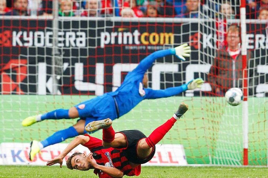 September 2019: Zwar lässt es das Foto nicht vermuten, doch Luca Waldschmidt gelang just in diesem Moment ein absolutes Traumtor gegen Fortuna Düsseldorf. Kurz nach seiner Einwechslung setzte der Nationalspieler zum unwiderstehlichen Solo an, welches im Fernschuss zum 2:1-Auswärtssieg mündete. (Foto: Roland Weihrauch (dpa)) September 2019: Zwar lässt es das Foto nicht vermuten, doch Luca Waldschmidt gelang just in diesem Moment ein absolutes Traumtor gegen Fortuna Düsseldorf. Kurz nach seiner Einwechslung setzte der Nationalspieler zum unwiderstehlichen Solo an, welches im Fernschuss zum 2:1-Auswärtssieg mündete. (Foto: Roland Weihrauch (dpa))