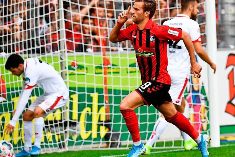 August: Ein brillanter Saisonauftakt, den die Freiburger gegen den 1. FSV Mainz 05 hinlegen. Bei blendendem Wetter gelingt den Spielern von Christian Streich ein souveränes 3:0 vor heimischer Kulisse. Im Rahmen der Partie war zudem bekannt geworden, dass Fritz Keller neuer DFB-Präsident werden würde. (Foto: THOMAS KIENZLE (AFP)) August: Ein brillanter Saisonauftakt, den die Freiburger gegen den 1. FSV Mainz 05 hinlegen. Bei blendendem Wetter gelingt den Spielern von Christian Streich ein souveränes 3:0 vor heimischer Kulisse. Im Rahmen der Partie war zudem bekannt geworden, dass Fritz Keller neuer DFB-Präsident werden würde. (Foto: THOMAS KIENZLE (AFP))