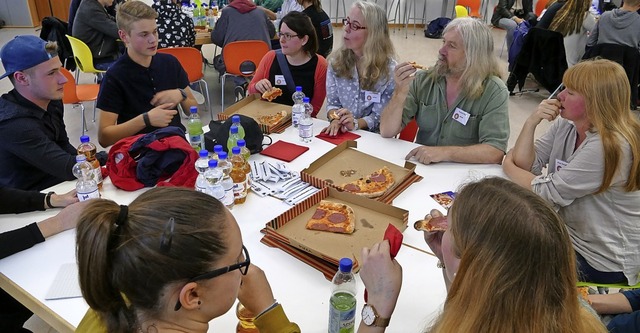 Bei Politik und Pizza konnten sich Jug...gliedern des Gemeinderats austauschen.  | Foto: Victoria Langelott