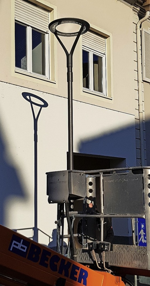 Die erste neue Marktplatzleuchte wurde...aus am kleinen Marktplatz installiert.  | Foto: Gerhard Walser