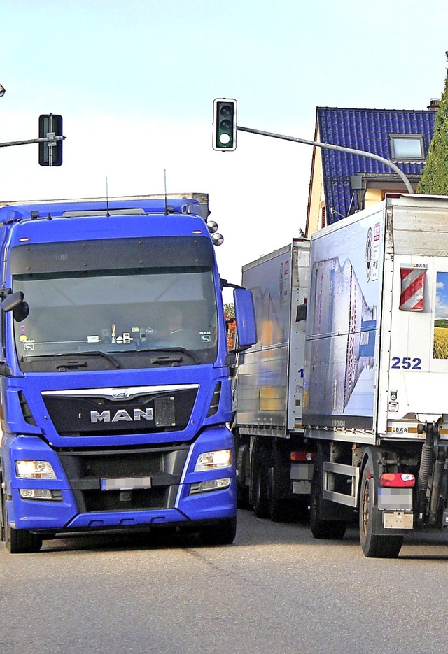 An der Zahl der Fahrzeuge, die tglich...it auch lnger im Ort unterwegs sein.   | Foto: Rolf Reimann