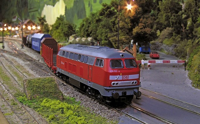 Die Modellbahn der Eisenbahnfreunde Do... fasziniert mit ihren vielen Details.   | Foto:  