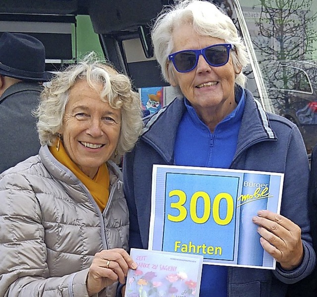 300 Mal fuhr Barbara Borgas (Mitte)  B...orsitzende Jutta Brckner gratulierte.  | Foto: Privat