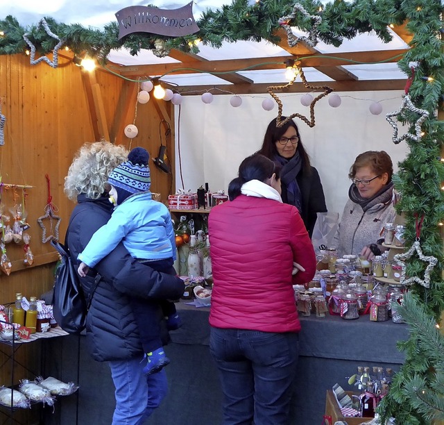 Ein hbscher Weihnachtsmarkt mit viele...achen erwartete die Besucher in Yach.   | Foto: Roland Gutjahr