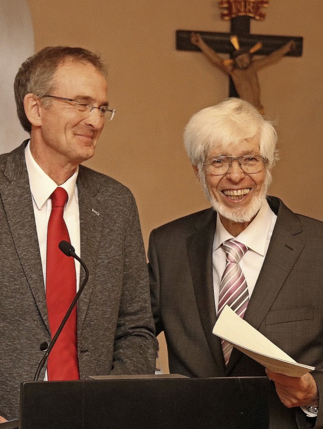 Wolfgang Mutter (links) steht neu an d...e Geschichte des Vereins dokumentiert.  | Foto: Herbert Birkle