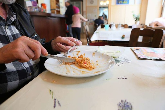Im Caf Lffel erhalten Besucherinnen und Besucher ein warmes Mittagessen.  | Foto: Christoph Breithaupt