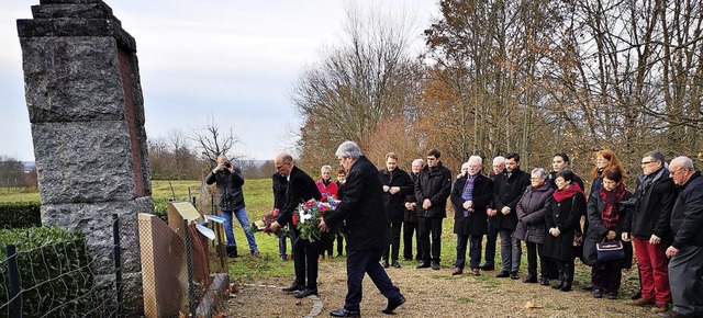 Zum 25. Mal legten Vertreter der Partn...ahnmal fr die elf Ermordeten nieder.   | Foto: Ralf Burgmaier