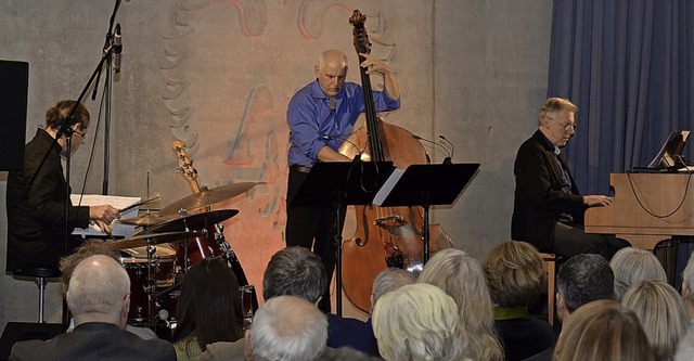 Das Helmut-Lrscher-Trio gab in Oberbe...22;Taube Kinder lernen hren&#8220; .   | Foto: Kai Kricheldorff