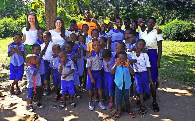 Alisha Zhringer (Zweite von links hin...chen in einem Kinderheim in Ghana mit.  | Foto: Privat