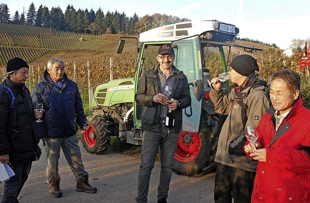 Im Buchholzer Rebberg erklrt Winzer B...biologischen Weinbau, samt Kostprobe.   | Foto: Dorothea Scherle