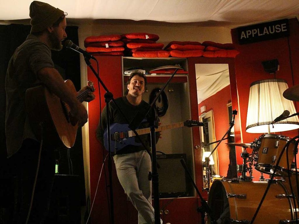 Gesang und Gitarre Dominik Kempf und an der E-Gitarre Reto Feler  | Foto: Vincent Zeile