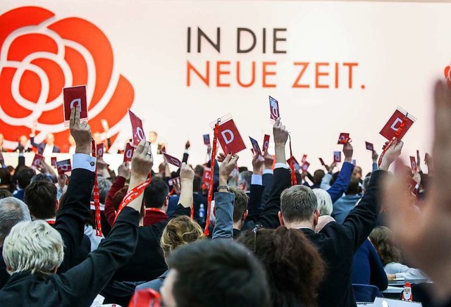Delegierte halten beim SPD-Bundesparteitag ihre Stimmkarten hoch.  | Foto: Wolfgang Kumm (dpa)
