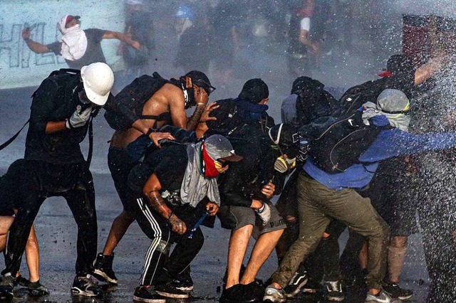 Polizei und Militr gehen mit groer Gewalt gegen Demonstranten vor.  | Foto: Esteban Felix (dpa)