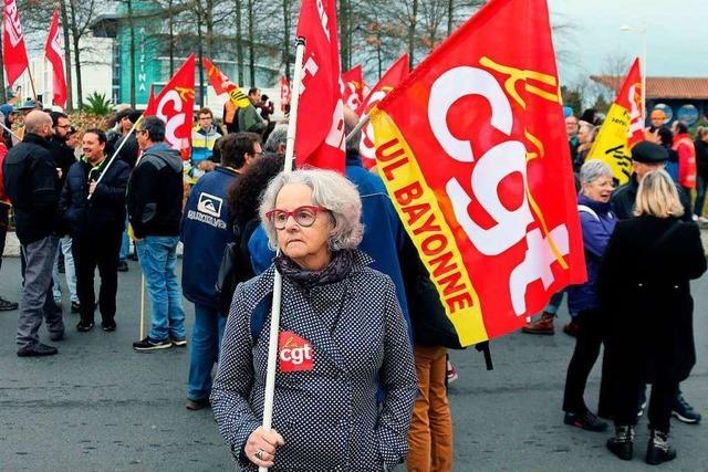 Weiter Streiks und Proteste in Frankreich: Blockaden und Zugausfälle