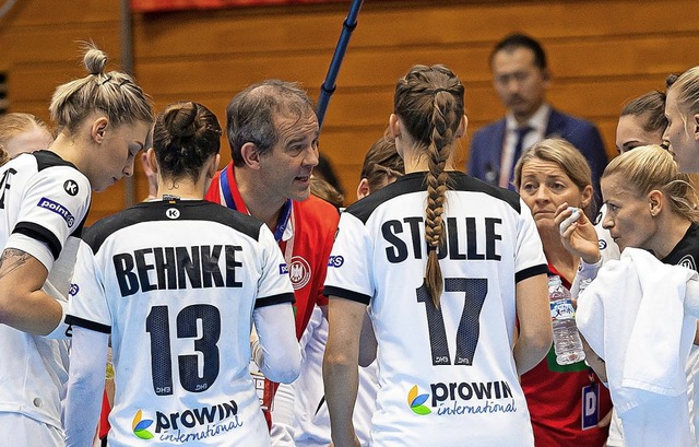 Der deutsche Nationaltrainer Henk Groener (Mitte) mit seinem Team   | Foto: Marco Wolf (dpa)