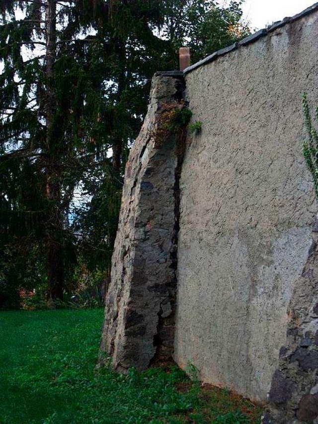 Einsturzgefhrdet ist dieser Sttzpfei... der sich von der Mauer abgelst hat.   | Foto: Stadt Endingen