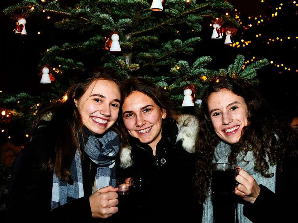 Weihnachtlicher Lichterglanz in mittelalterliche Gassen lockte die Besucher wieder zuhauf in die Staufener Altstadt. Die Angebote der rund 100 Buden von Vereinen und rtlichen Geschften waren entsprechend gut frequentiert.