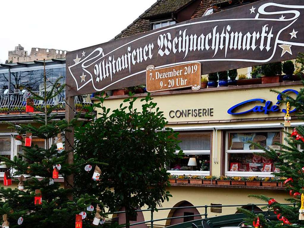 Weihnachtlicher Lichterglanz in mittelalterliche Gassen lockte die Besucher wieder zuhauf in die Staufener Altstadt. Die Angebote der rund 100 Buden von Vereinen und rtlichen Geschften waren entsprechend gut frequentiert.