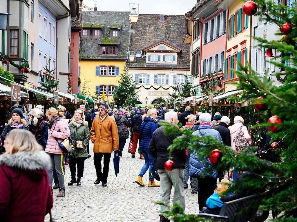 Weihnachtlicher Lichterglanz in mittelalterliche Gassen lockte die Besucher wieder zuhauf in die Staufener Altstadt. Die Angebote der rund 100 Buden von Vereinen und rtlichen Geschften waren entsprechend gut frequentiert.