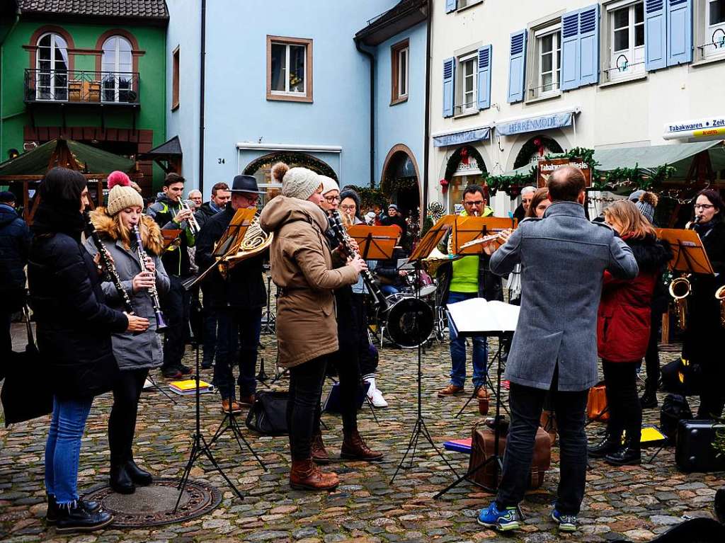 Weihnachtlicher Lichterglanz in mittelalterliche Gassen lockte die Besucher wieder zuhauf in die Staufener Altstadt. Die Angebote der rund 100 Buden von Vereinen und rtlichen Geschften waren entsprechend gut frequentiert.