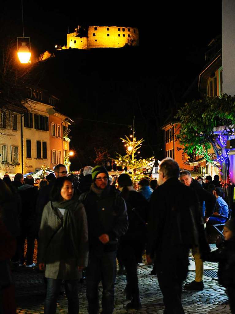 Weihnachtlicher Lichterglanz in mittelalterliche Gassen lockte die Besucher wieder zuhauf in die Staufener Altstadt. Die Angebote der rund 100 Buden von Vereinen und rtlichen Geschften waren entsprechend gut frequentiert.