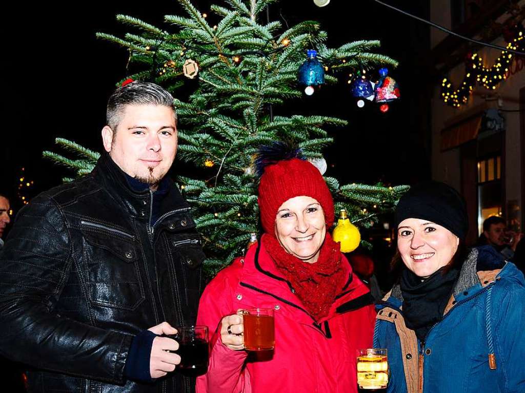 Weihnachtlicher Lichterglanz in mittelalterliche Gassen lockte die Besucher wieder zuhauf in die Staufener Altstadt. Die Angebote der rund 100 Buden von Vereinen und rtlichen Geschften waren entsprechend gut frequentiert.