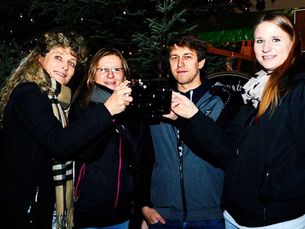 Weihnachtlicher Lichterglanz in mittelalterliche Gassen lockte die Besucher wieder zuhauf in die Staufener Altstadt. Die Angebote der rund 100 Buden von Vereinen und rtlichen Geschften waren entsprechend gut frequentiert.